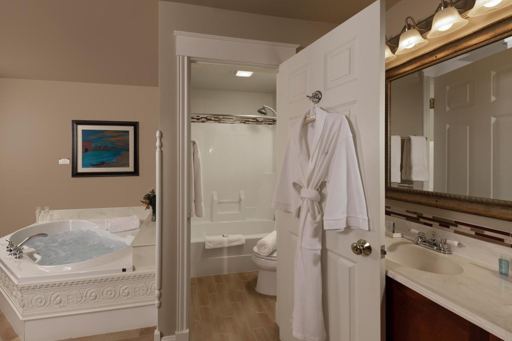 The Oakwood Inn Okoboji Esterno foto