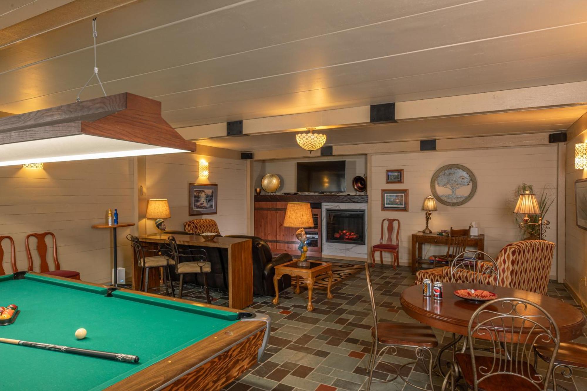 The Oakwood Inn Okoboji Esterno foto