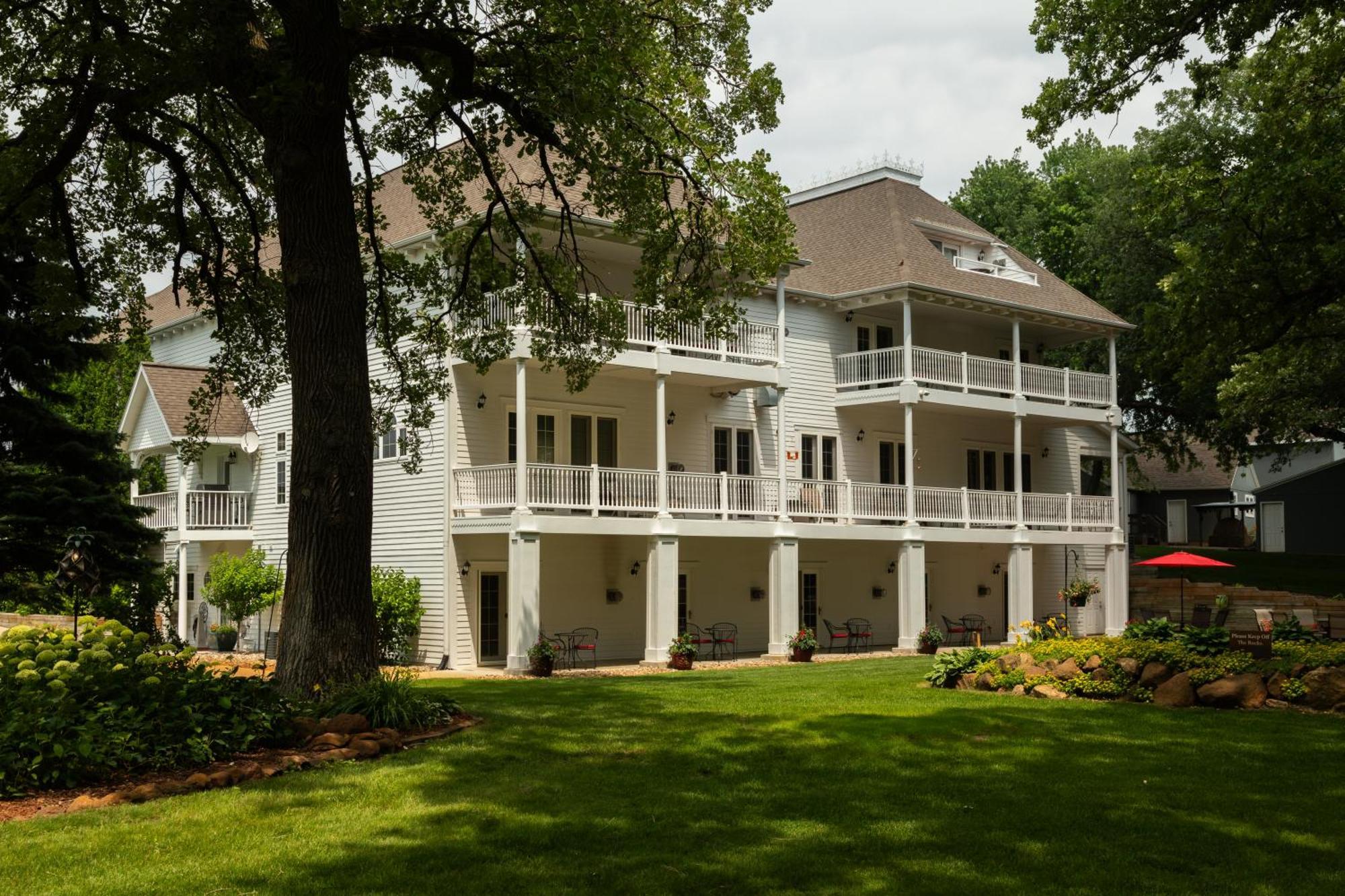 The Oakwood Inn Okoboji Esterno foto