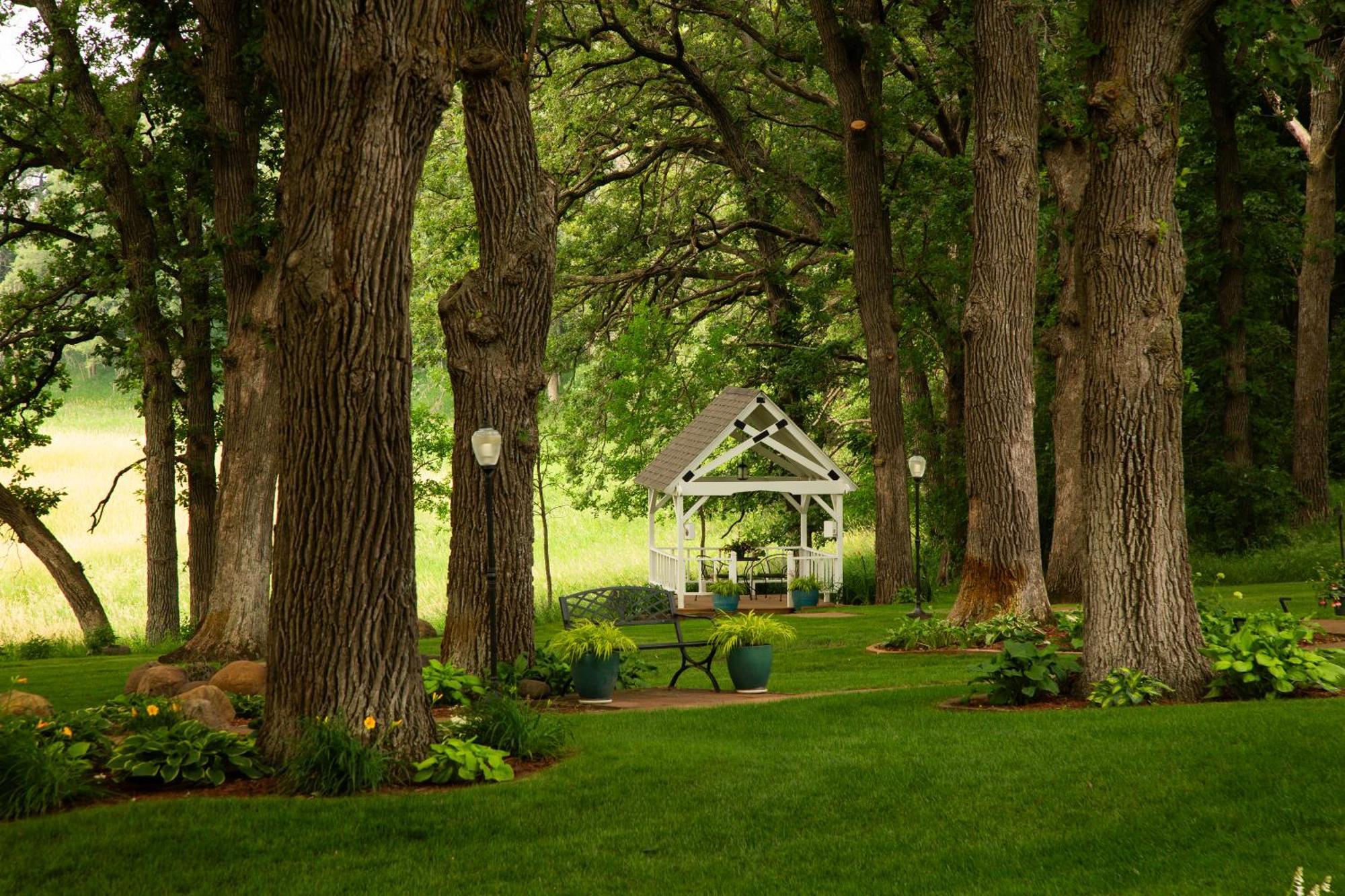 The Oakwood Inn Okoboji Esterno foto
